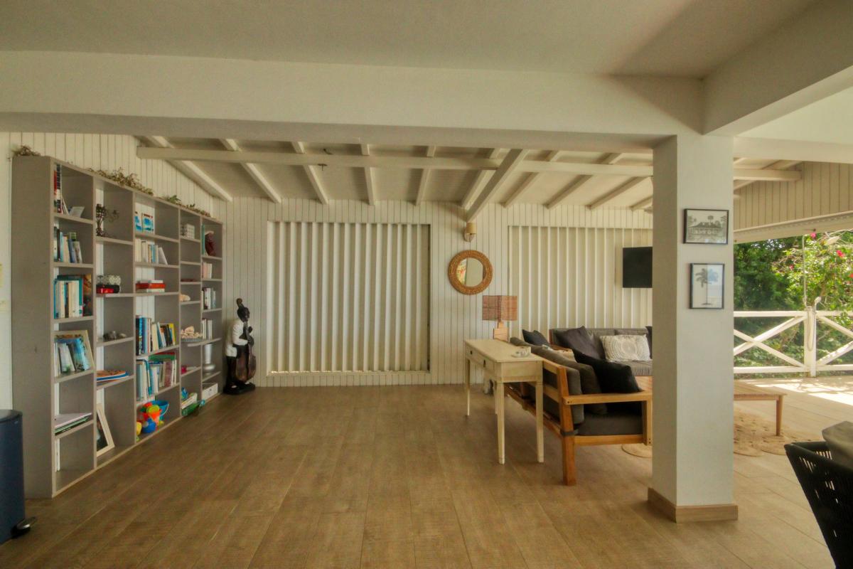 6 Location villa piscine Martinique Anses d Arlets_bibliothèque